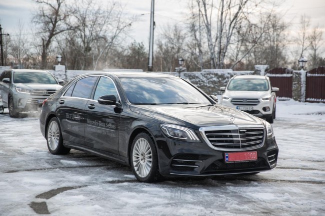 Обновленный флагман модельной линейки Mercedes-Benz щеголяет стильным экстерьером и интерьером, новыми мощными и экономичными моторами, а также широчайшим списком опций. 
