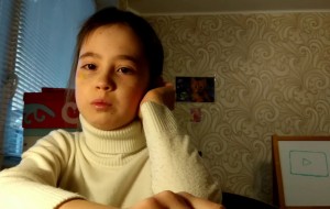 В сети стал вирусным ролик маленькой девочки, которую обманули подписчики