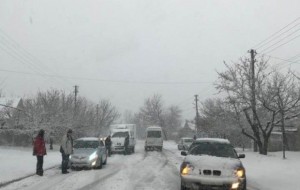 Сильный снег парализовал движение на трассе Киев-Одесса. Во всех регионах для фур дороги перекрыты.