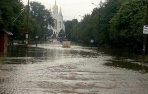 В Чернигове затоплены улицы из-за проливных дождей. Сеть канализации находится в критическом состоянии