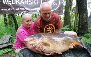 Удачная рыбалка. Женщина поймала карпа весом больше 30 кг.