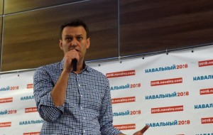 Сторонников Навального обливают фекалиями